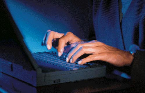 manos en ordenador